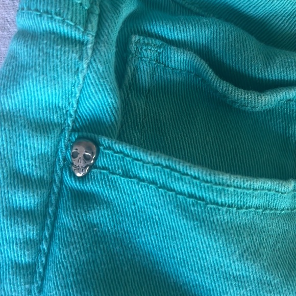 Hot Topic Blackheart Size 9 Hi-Rise Turquois Skinny Shorts W/ Slits VERY GOOD - Picture 4 of 9